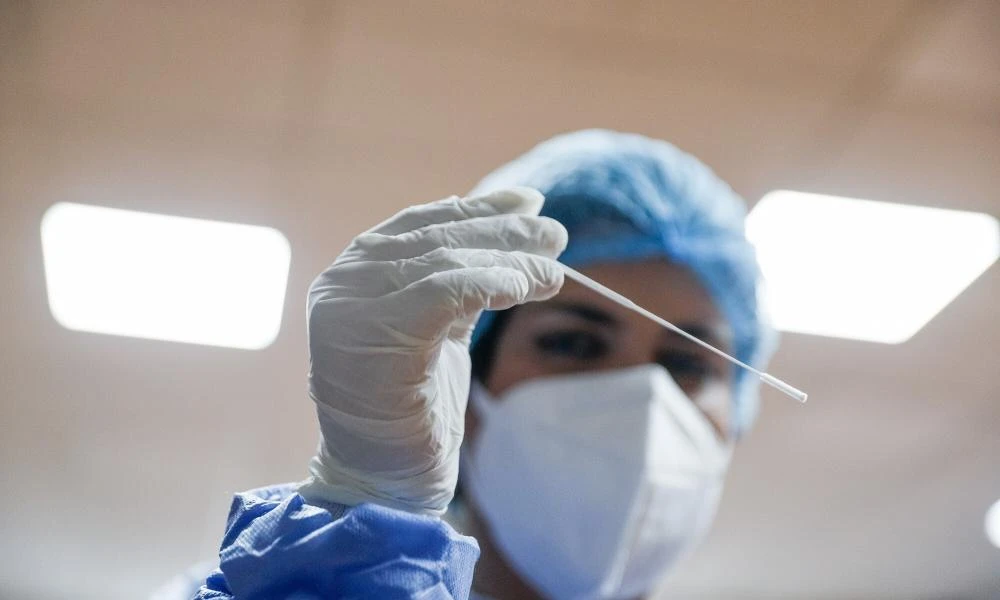 ΕΟΔΥ: 35 θάνατοι από λοίμωξη COVID-19 και 33 διασωληνωμένοι